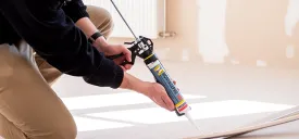 Sockelleisten und dekorative Elemente montieren