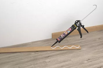 Verkleben von Fußleisten