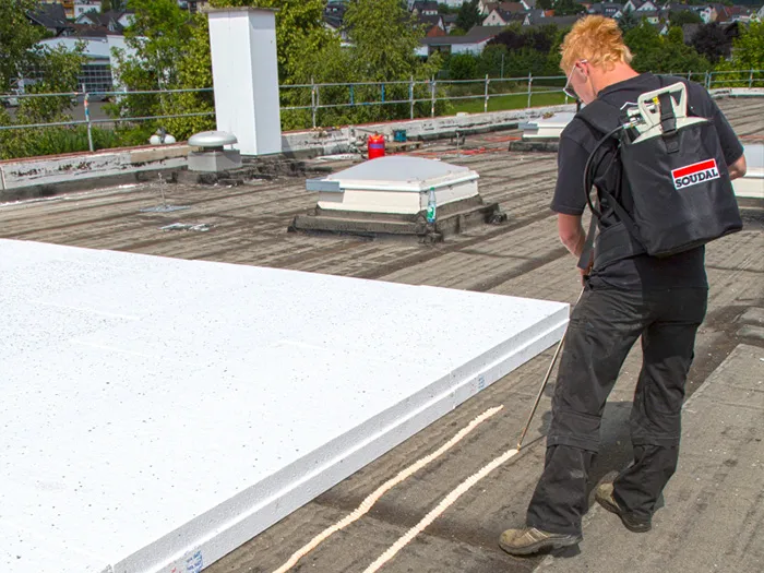 PU-Stränge setzen für Dämmplatten